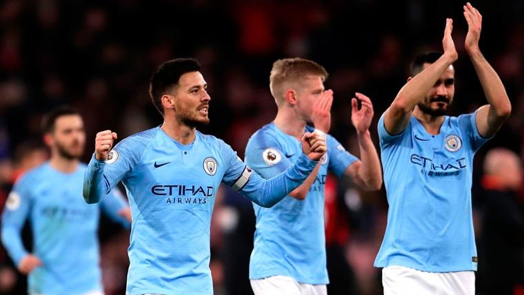The players of the Manchester City celebrate a triumph in the Premier League