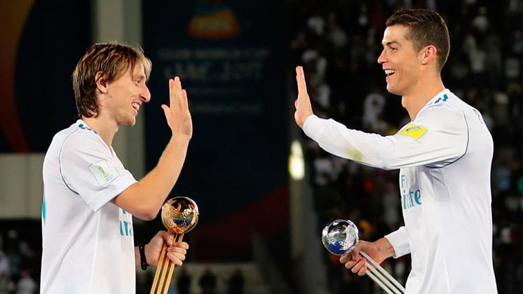 Luka Modric y Cristiano Ronaldo ofrecen sus trofeos al Santiago Bernabéu