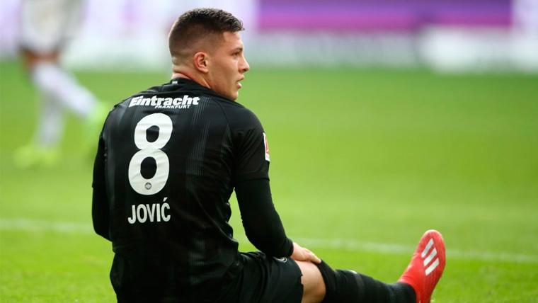 Luka Jovic en un partido con el Eintracht de Frankfurt