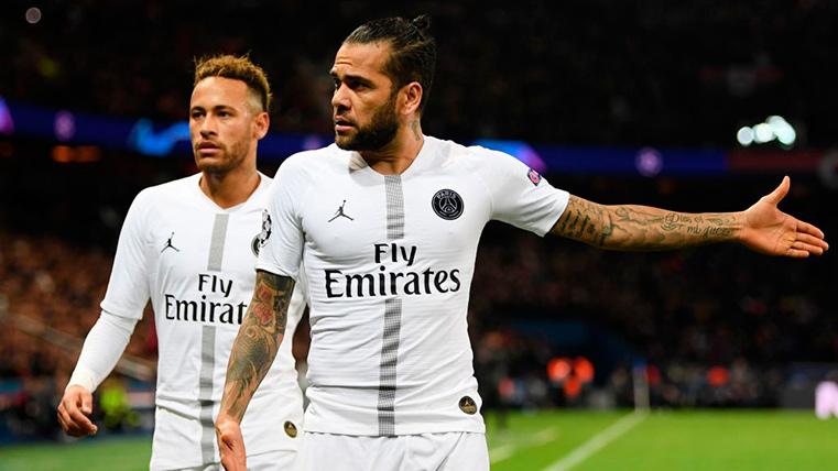Dani Alves y Neymar, durante un partido con el Paris Saint-Germain