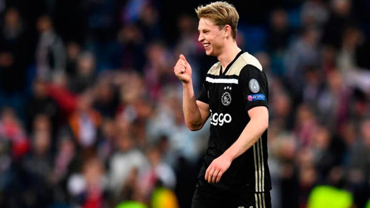 Frenkie Of Jong, sonriente after deleting to the Real Madrid