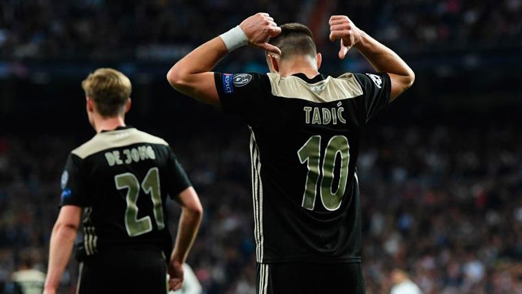 Dusan Tadic Celebrates a goal in front of the Real Madrid