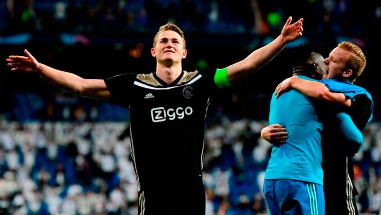 Matthijs Of Ligt celebrates a triumph of the Ajax in the Champions