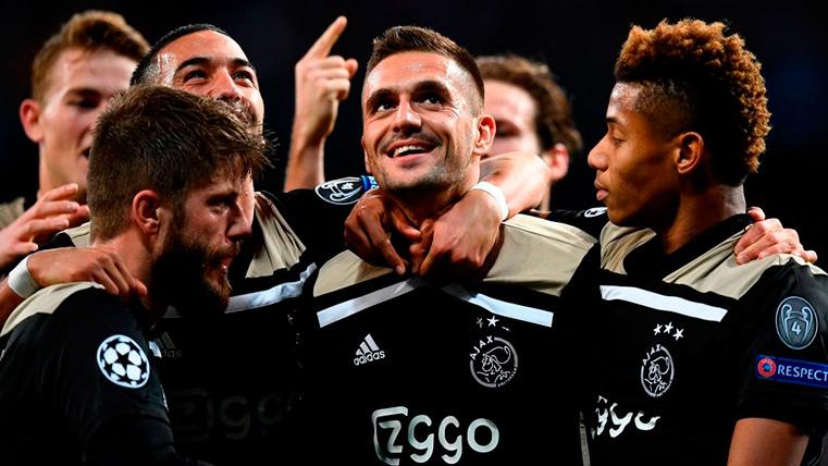 Los jugadores del Ajax celebran el gol de Tadic