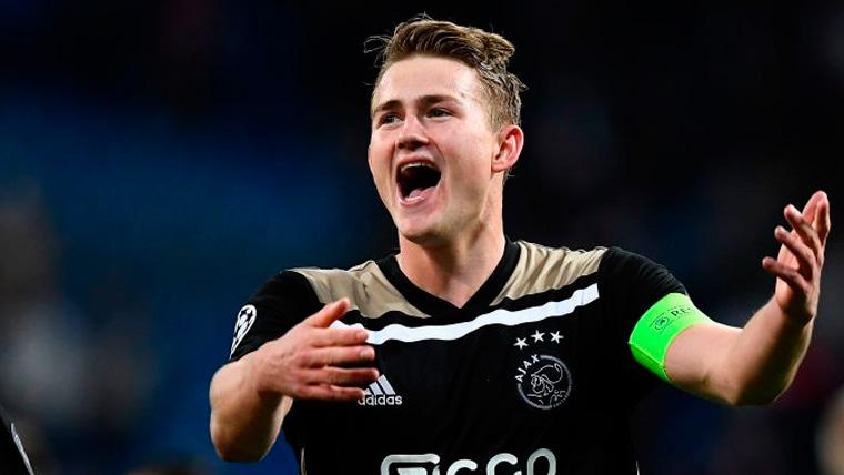 Matthijs Of Ligt celebrates a victory of the Ajax in the Champions