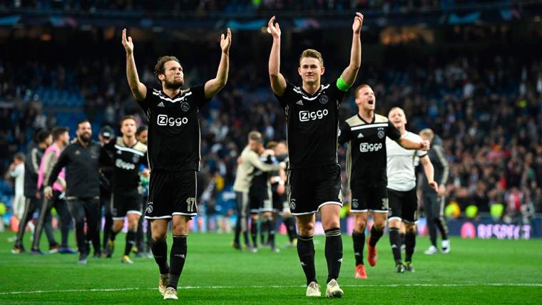 Daley Blind y Matthijs de Ligt celebran un triunfo del Ajax en la Champions