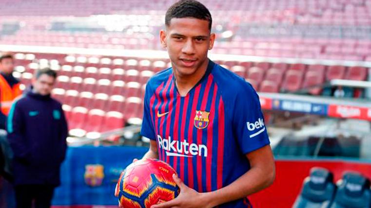 Jean-Clair Todibo, durante su presentación con el FC Barcelona