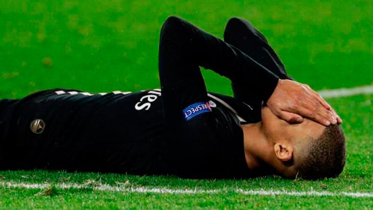 Kylian Mbappé, desolado tras la eliminación del PSG contra el United