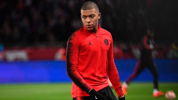 Kylian Mbappé In the warming of a party of the PSG