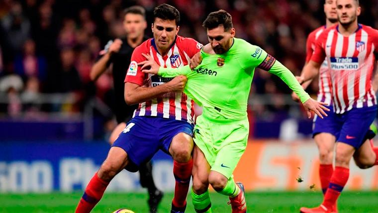 Rodrigo Hernández y Leo Messi pugnan por un balón
