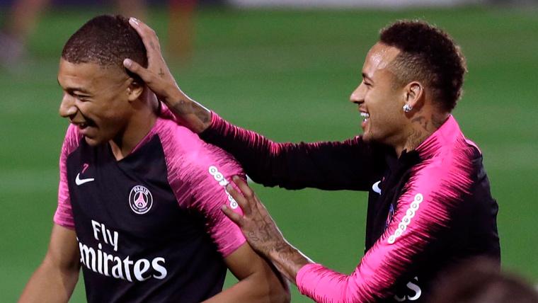 Kylian Mbappé And Neymar in a training of the PSG