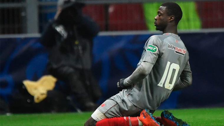 Nicolas Pépé celebra un gol con el Lille