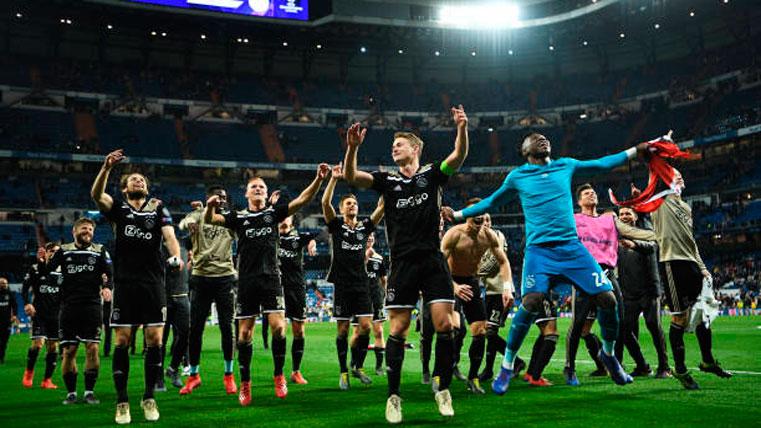 Los jugadores del Ajax, celebrando en el Santiago Bernabéu