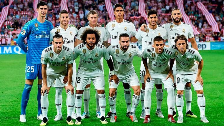 The eleven of the Madrid poses before a party