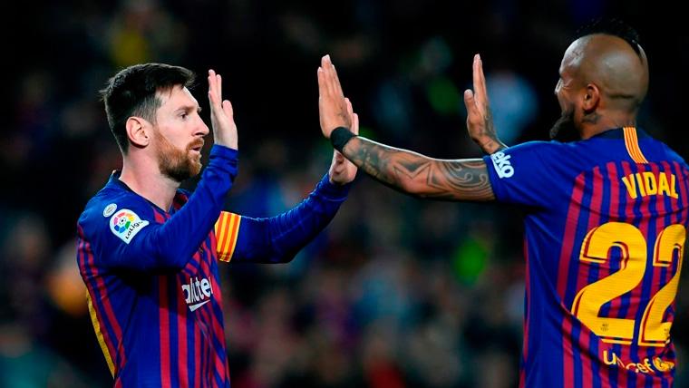 Leo Messi and Arturo Vidal celebrate a goal of the FC Barcelona