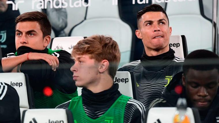 Paulo Dybala and Cristiano Ronaldo in the bench of the Juventus