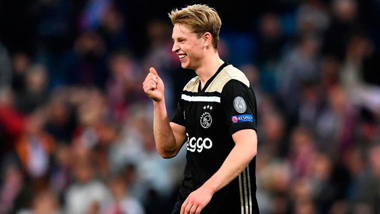 Frenkie Of Jong smiles after the victory against the Madrid in Champions