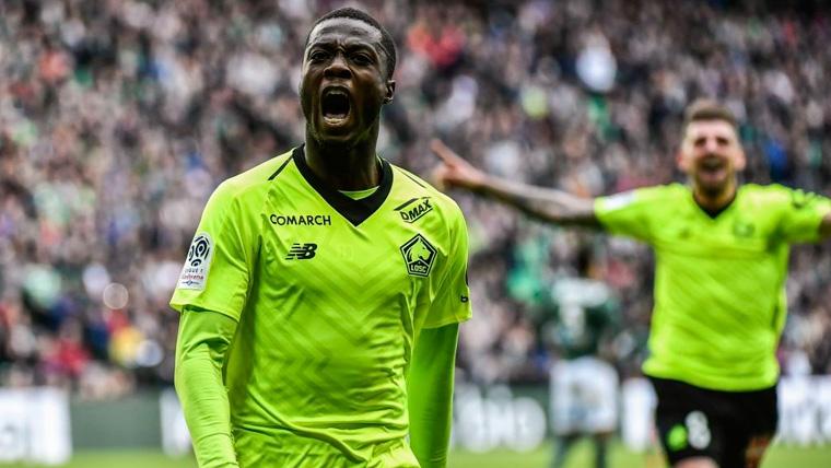 Nicolas Pépé celebra un gol con el Lille