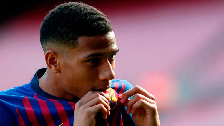 Todibo besa The shield in his presentation with the Barça