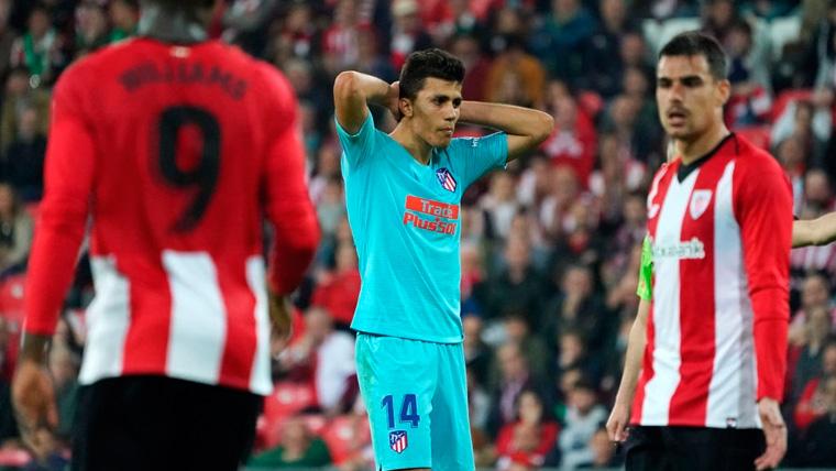 Rodrigo Hernández se lamenta durante un partido del Atlético de Madrid
