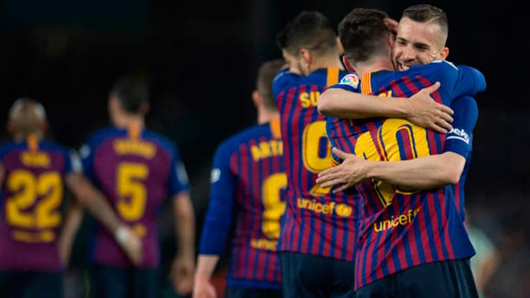 Leo Messi y Jordi Alba, abrazándose tras el triunfo contra el Betis