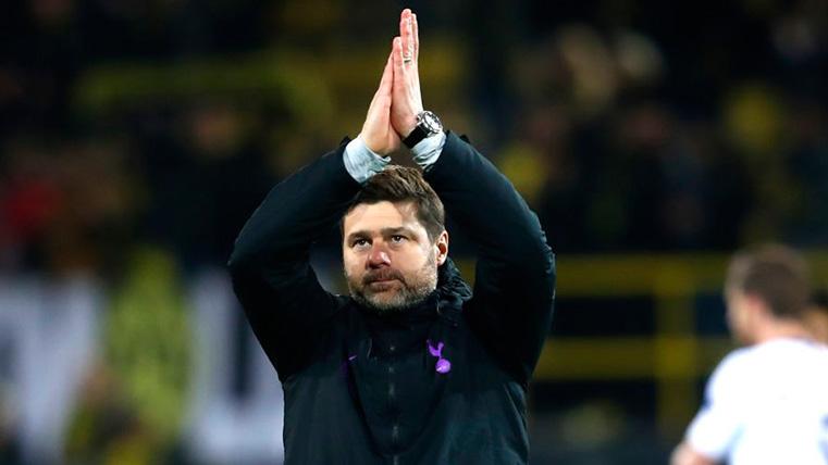 Pochettino Applauds to the fans after the party