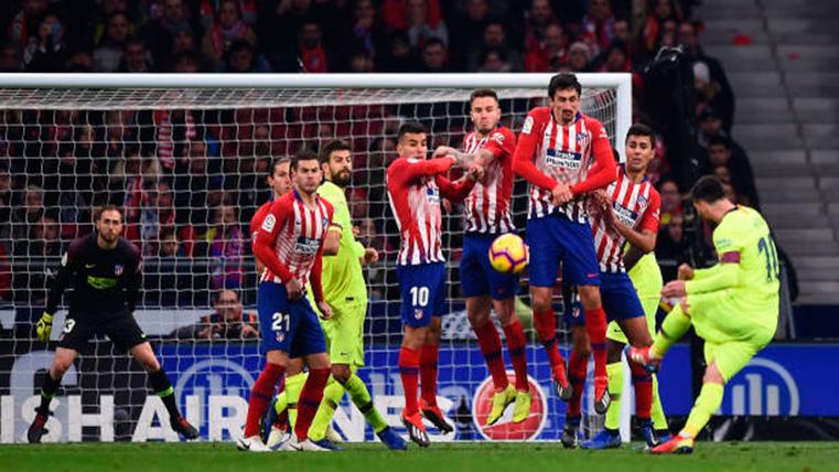 Leo Messi, lanzando un disparo de falta directa contra el Atlético
