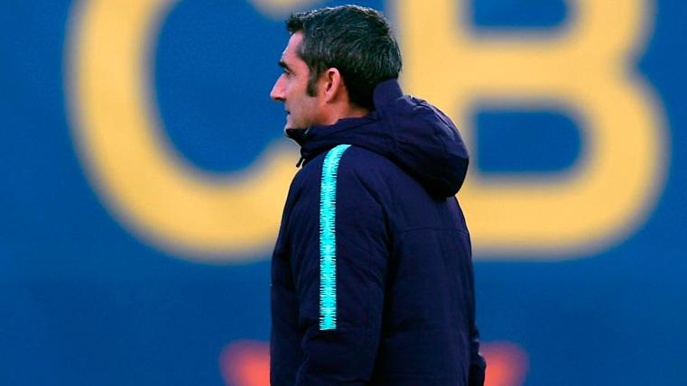 Ernesto Valverde in a training with the Barcelona
