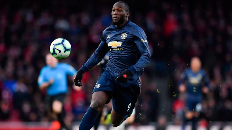 Lukaku corre a por un balón con el United