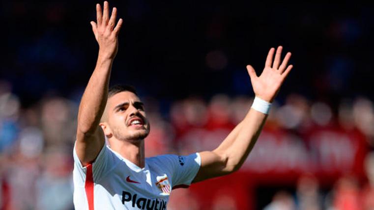 André Silva, protesting an action with the T-shirt of the Seville