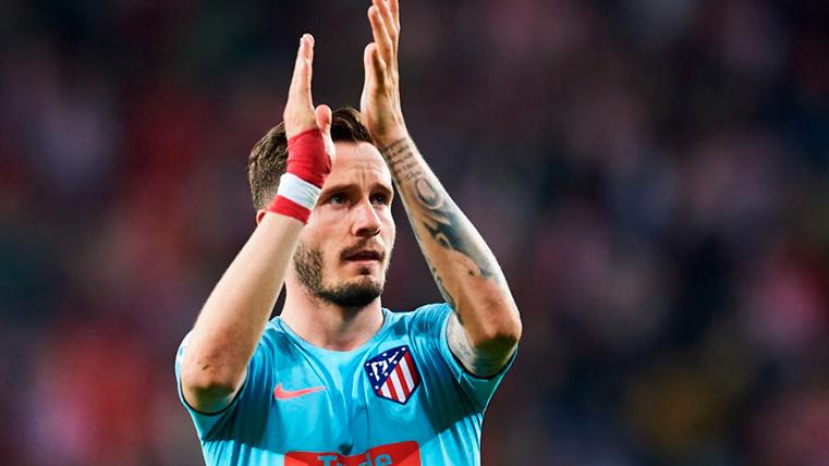 Saúl applauds to his fans after the party