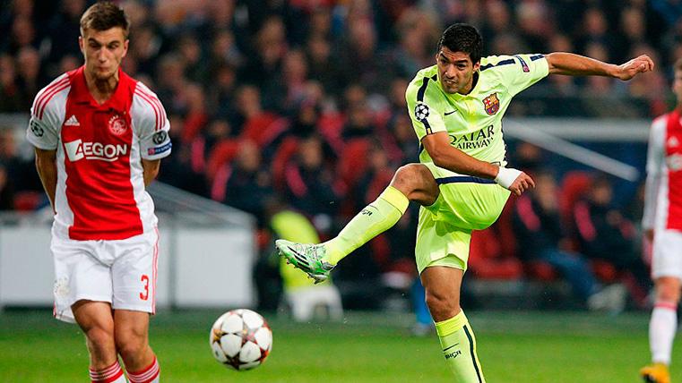 Luis Suárez shoots in a Barça-Ajax