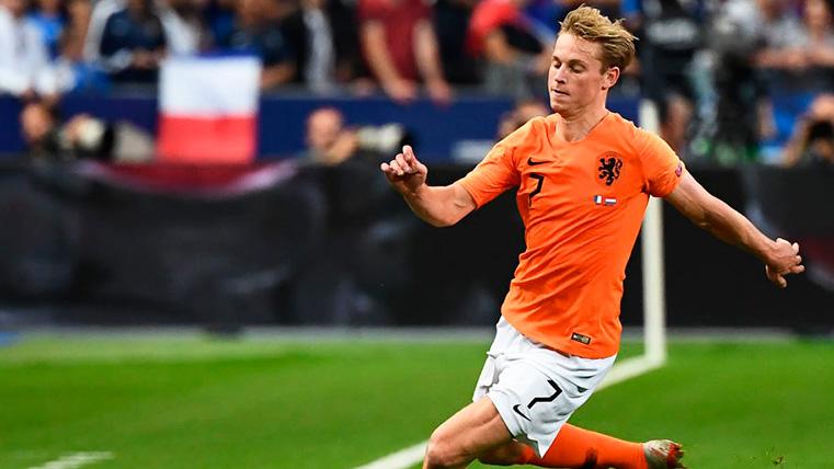 De Jong intenta alcanzar un balón con Holanda