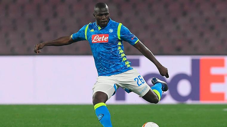 Koulibaly Clears a balloon with the Naples