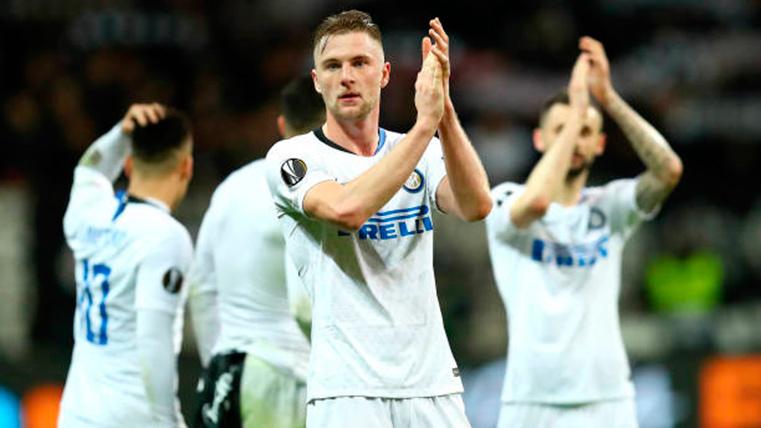 Milan Skriniar, aplaudiendo tras un partido del Inter de Milán
