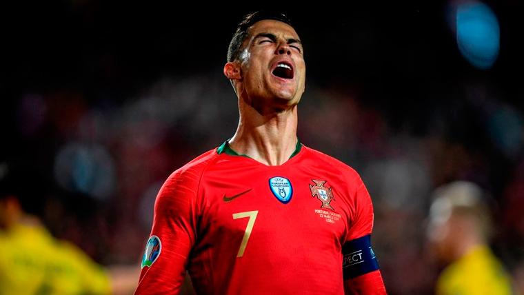 Cristiano Ronaldo se lamenta durante un partido de la selección de Portugal