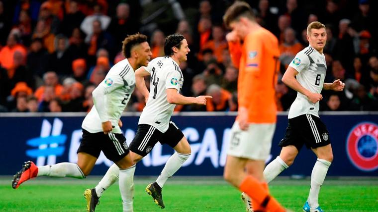 Los jugadores de Alemania celebran un gol contra Holanda