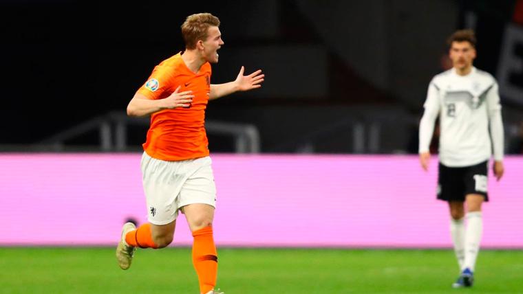 Matthijs Of Ligt celebrates a goal with the Dutch selection