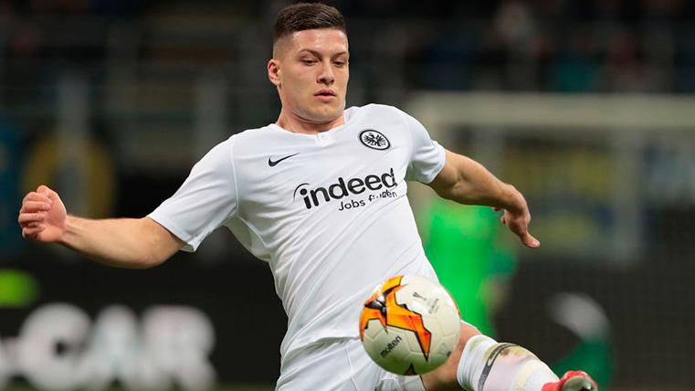 Luka Jovic Contests a balloon with the Eintracht