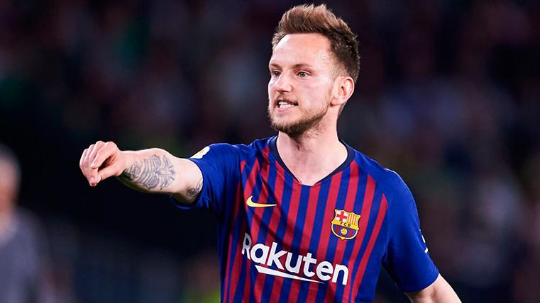 Rakitic Gives an order in a crash with the Barça