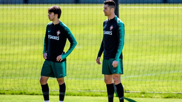 Joao Félix and Cristiano Ronaldo in a training with the selection