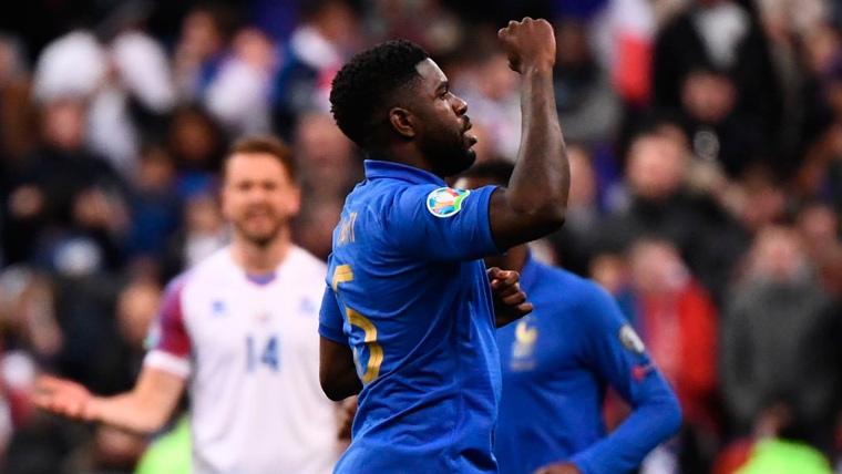 Samuel Umtiti celebrates a goal with the French selection