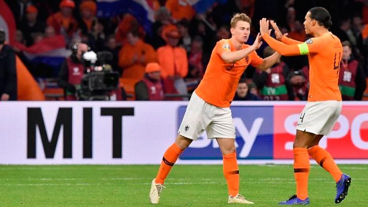 Matthijs de Ligt y Virgil van Dijk celebran un gol de la selección holandesa
