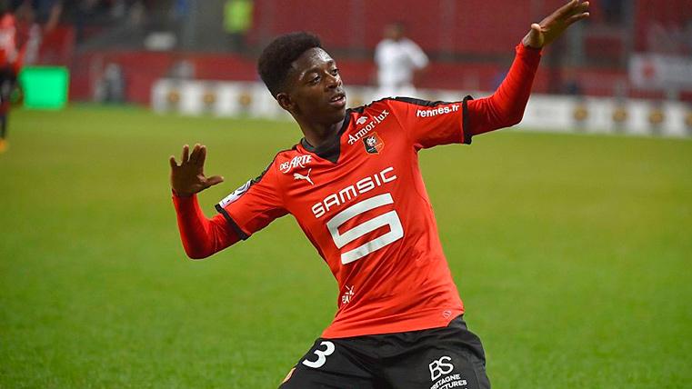 Dembélé celebra un gol con el Rennes