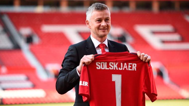 Ole Gunnar Solskjaer in the act of his renewal with the Manchester United