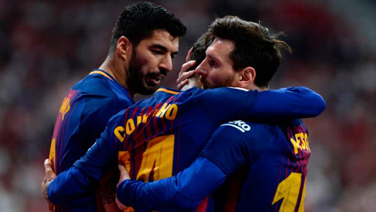 Messi, Suárez y Coutinho, abrazándose después de marcar un gol del Barça