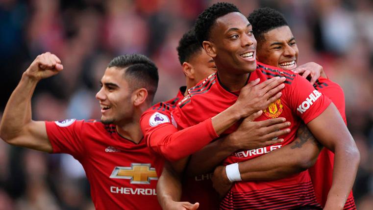Martial y los jugadores del Manchester United celebran un gol