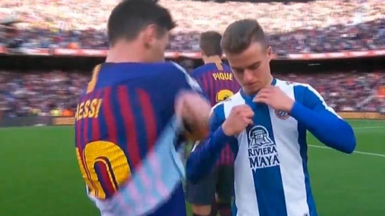 Leo Messi y Adrià Pedrosa intercambian sus camisetas