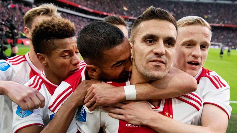 Los jugadores del Ajax celebran un gol