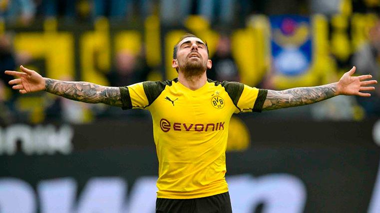 Paco Alcácer celebra un gol